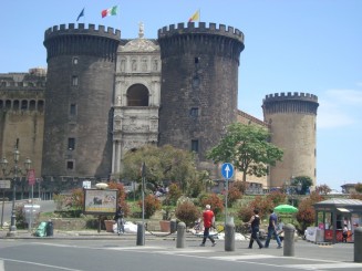 Napoli - Un giuvaer sub munti de gunoaie.