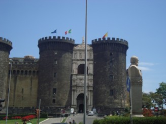 Napoli - Un giuvaer sub munti de gunoaie.