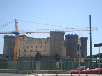 Napoli - Un giuvaer sub munti de gunoaie.