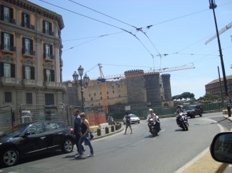 Napoli - Un giuvaer sub munti de gunoaie.