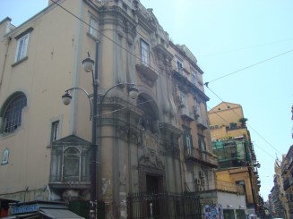 Napoli - Un giuvaer sub munti de gunoaie.