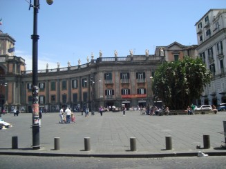 Napoli - Un giuvaer sub munti de gunoaie.