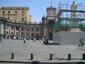 Napoli - Un giuvaer sub munti de gunoaie.