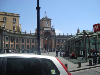 Napoli - Un giuvaer sub munti de gunoaie.