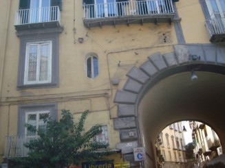 Napoli - Un giuvaer sub munti de gunoaie.