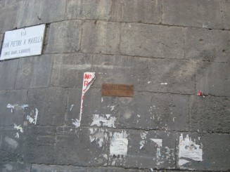 Napoli - Un giuvaer sub munti de gunoaie.