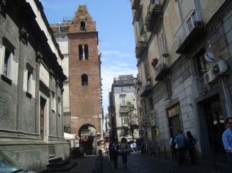 Napoli - Un giuvaer sub munti de gunoaie.