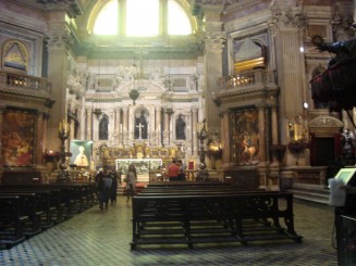 Napoli - Un giuvaer sub munti de gunoaie.