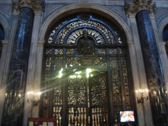 Napoli - Un giuvaer sub munti de gunoaie.