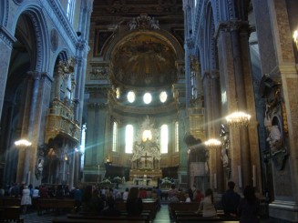 Napoli - Un giuvaer sub munti de gunoaie.