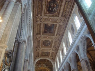 Napoli - Un giuvaer sub munti de gunoaie.