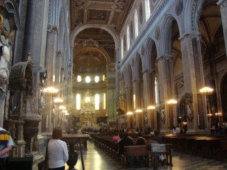 Napoli - Un giuvaer sub munti de gunoaie.