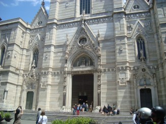 Napoli - Un giuvaer sub munti de gunoaie.