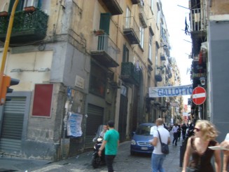 Napoli - Un giuvaer sub munti de gunoaie.