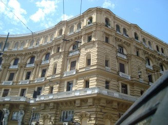 Napoli - Un giuvaer sub munti de gunoaie.