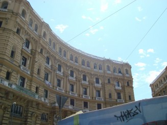 Napoli - Un giuvaer sub munti de gunoaie.