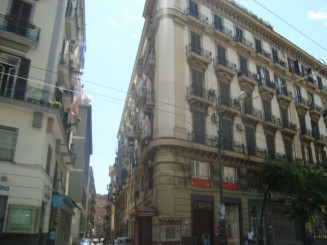 Napoli - Un giuvaer sub munti de gunoaie.