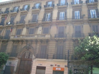 Napoli - Un giuvaer sub munti de gunoaie.