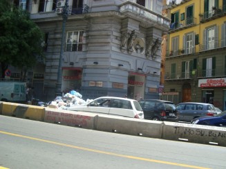 Napoli - Un giuvaer sub munti de gunoaie.