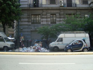 Napoli - Un giuvaer sub munti de gunoaie.