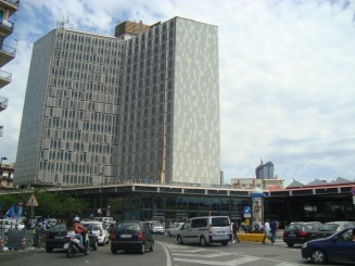 Napoli - Un giuvaer sub munti de gunoaie.