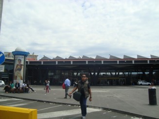 Napoli - Un giuvaer sub munti de gunoaie.