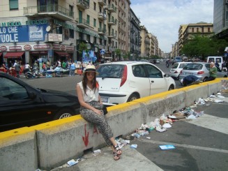 Napoli - Un giuvaer sub munti de gunoaie.