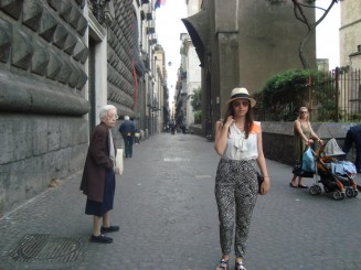 Napoli - Un giuvaer sub munti de gunoaie.