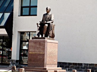 statuia filantropului si omului de afaceri I.C.Dragan