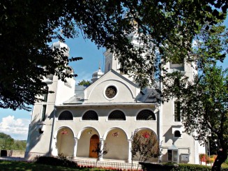 Biserica ucraineana (vazuta din partea stanga)