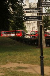 Indicator specific pentru Londra , la fel ca si autobuzele duble rosii din spate .
