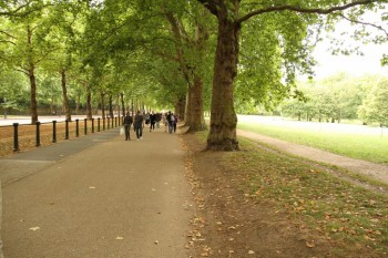 Constitution Hill - care se inchide duminica traficului - face legatura intre St James si Hyde Park
