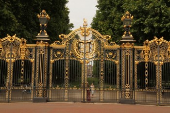 Green Park, intrarea din fata de la Palatul Buckingham