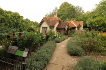 Parcul St James- casa ingrijitorului pasarilor de pe Duck Island