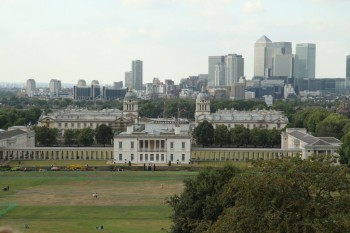 vedere din Greenwich Park , in fata se vede o nava veche care trece pe Tamisa.