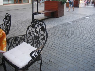 Mobilier pe o strada pietonala