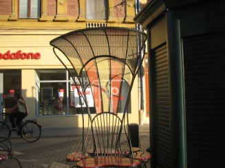 Mobilier pe o strada pietonala