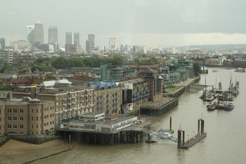 Tower Bridge - sus - vedere catre est, in zare e Canary Warf