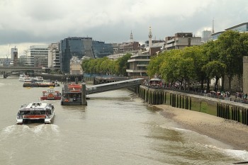 de pe Tower Bridge - se vede Tower of London