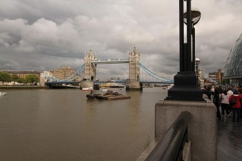 pe malul sudic al Tamisei - se vede Tower Bridge
