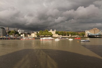 pe malul sudic al Tamisei - se vede Tower of London in centru