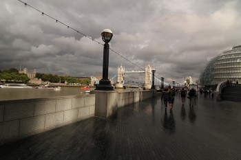 pe malul sudic al Tamisei - se vede Primaria (stanga) si Tower Bridge