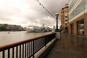 pe malul sudic al Tamisei - se vede HMS Belfast