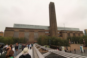 Tate Modern vazut de pe Milenium Bridge