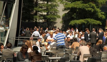 Terasa de la baza cladirii Gherkin