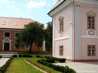 Cetatea Devei, Magna Curia si Biserica Reformata