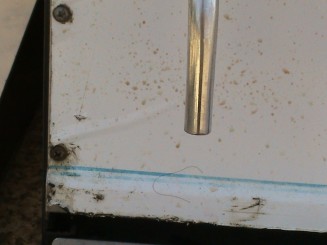 Dozatorul de la plaja este ruginit si infect