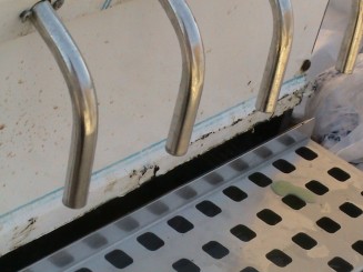 Dozatorul de la plaja este ruginit si infect