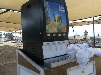 Dozatorul de la plaja este ruginit si infect