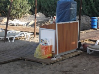 Dozator si curatenia de pe plaja  - era ora 9 am